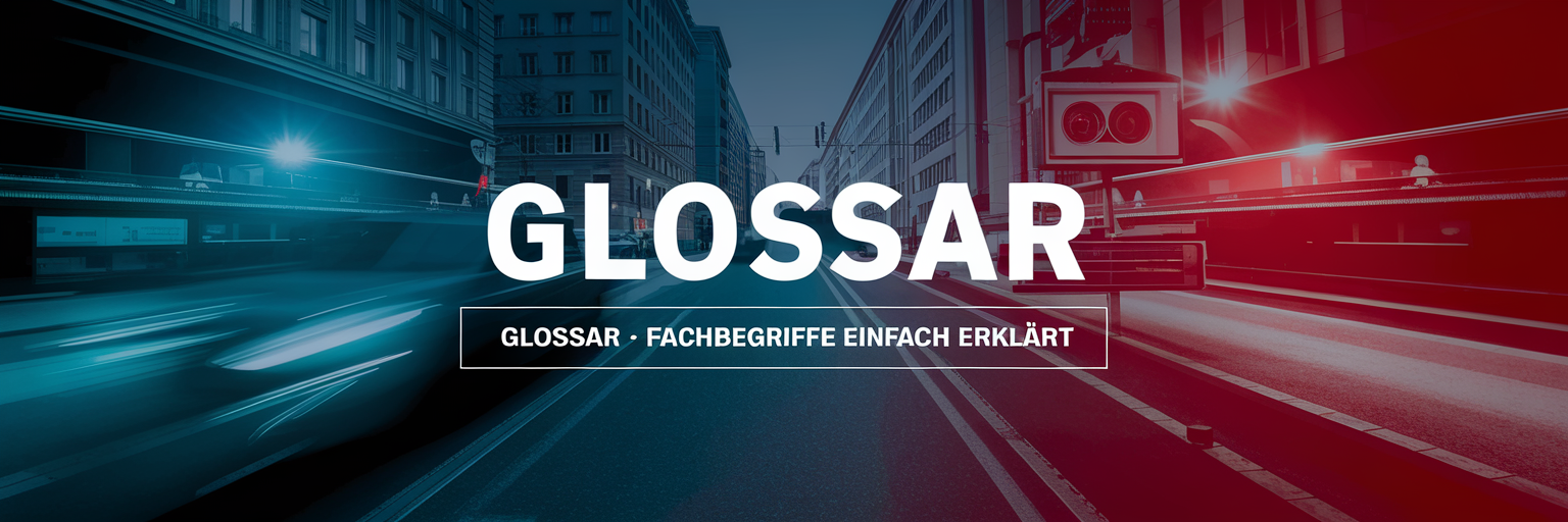 Glossar Rubrik: Bewegte Stadtstraße als Illustration zur Erklärung von Fachbegriffen zu Verkehrs- und Ordnungswidrigkeitsrecht.